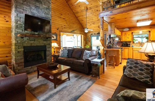 Mountain View Cabin | Captain's Cool Water Cabin 2 Bedroom Cabin