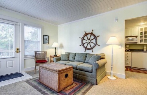 Grand Haven Cottage | Captain's Cottage Suites