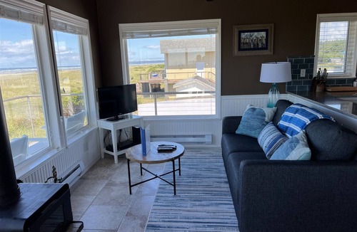 Moclips House | Captain`s Quarters - Beautifully Updated Beach Front Home