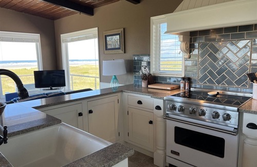 Moclips House | Captain`s Quarters - Beautifully Updated Beach Front Home