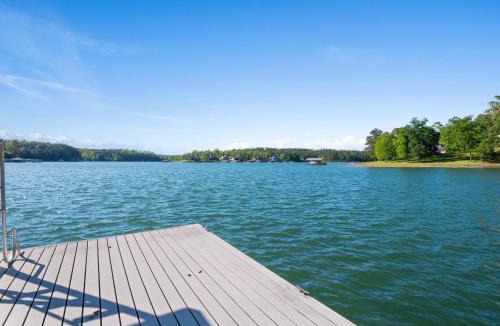 Arley House | Captain's Quarters - Lakeside Patio Fire Pit