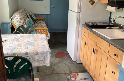 Northwest Harwich House | Captain's Quarters @ Captain Alexander's Hideaway 5 Minute walk to the beach