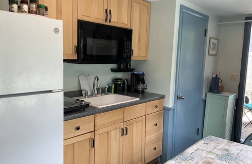 Northwest Harwich House | Captain's Quarters @ Captain Alexander's Hideaway 5 Minute walk to the beach