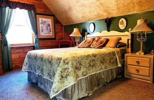 Lake Helen Bed & Breakfast | Captain's Room on Cabin on the Lake