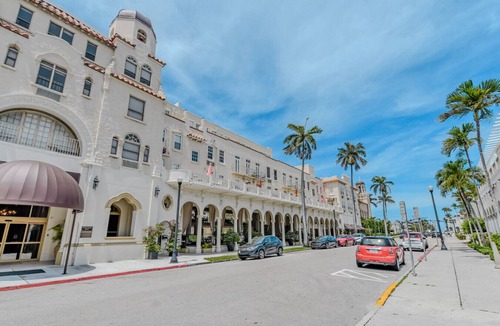 Palm Beach Condo | Captain`s Suite: Poolside Oasis with Beach Access