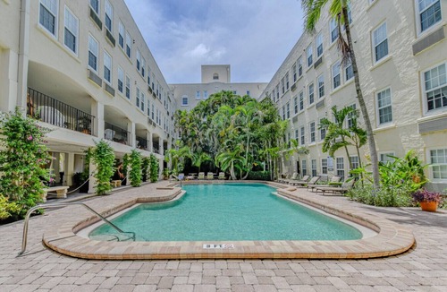 Palm Beach Condo | Captain`s Suite: Poolside Oasis with Beach Access