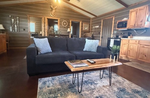 Cleora Cabin | Captains Cottage w/cozy wood burning fireplace