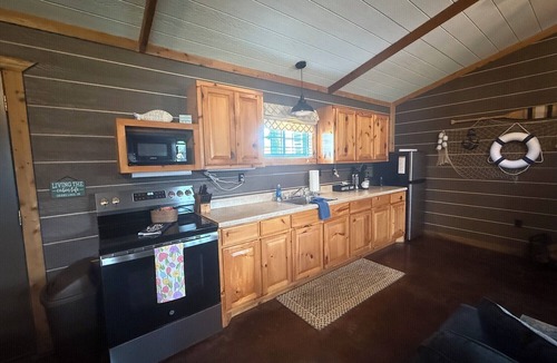 Cleora Cabin | Captains Cottage w/cozy wood burning fireplace