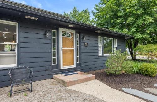 Douglas Villa | Captains Cove CQ Hot tub Private Pool walk town