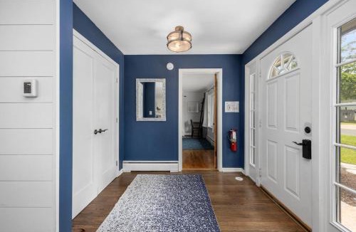 Douglas Villa | Captains Cove CQ Hot tub Private Pool walk town