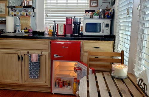 San Jacinto House | Captains Quarters, 1921 romantic couples suite, 2 minute walk to beach