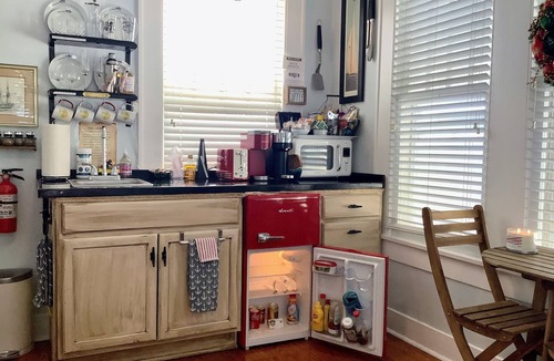 San Jacinto House | Captains Quarters, 1921 romantic couples suite, 2 minute walk to beach