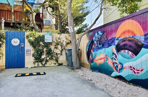 San Jacinto House | Captains Quarters, 1921 romantic couples suite, 2 minute walk to beach