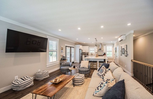 Gilbertsville House | Captains Quarters- located within walking distance to local marina