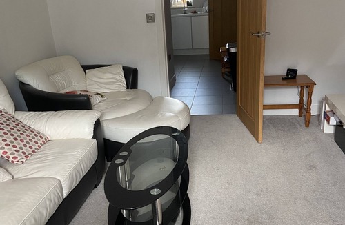 Wolverhampton House | Captivating 2-Bed House in Wolverhampton