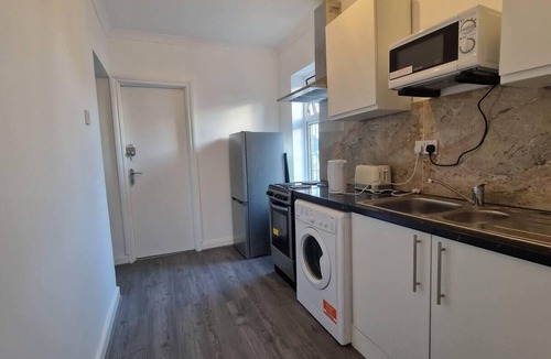 Clayhall Apartment | Captivating 2-Bed Apartment in Ilford