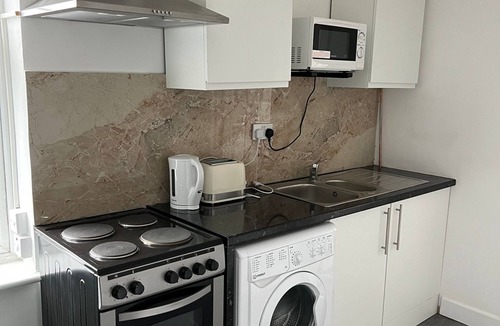 Clayhall Apartment | Captivating 2-Bed Apartment in Ilford