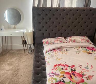 Stanley House | Captivating 4-Bed House in Wakefield