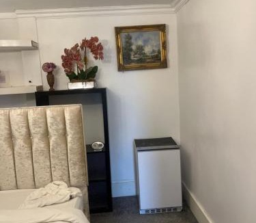 Stanley House | Captivating 4-Bed House in Wakefield