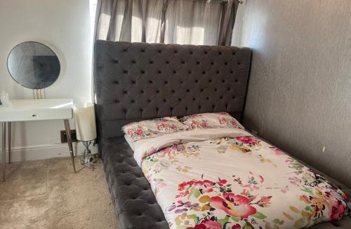 Stanley House | Captivating 4-Bed House in Wakefield