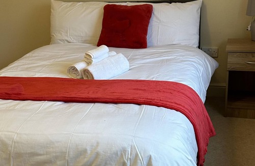 Knowle Sands House | Captivating 5-Bed House in Milton Keynes