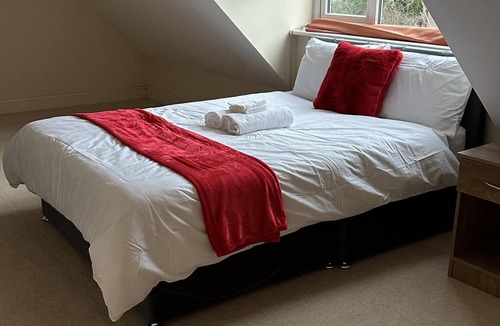 Knowle Sands House | Captivating 5-Bed House in Milton Keynes