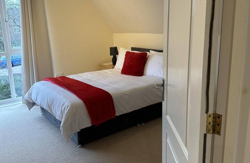 Knowle Sands House | Captivating 5-Bed House in Milton Keynes