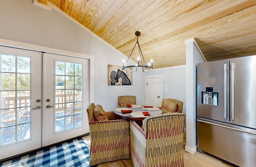 Tylertown Apartment | Captivating barn loft w/scenic views, outdoor charcoal grill, firepit & AC