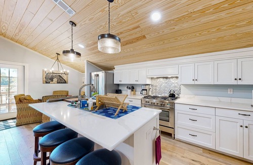 Tylertown Apartment | Captivating barn loft w/scenic views, outdoor charcoal grill, firepit & AC