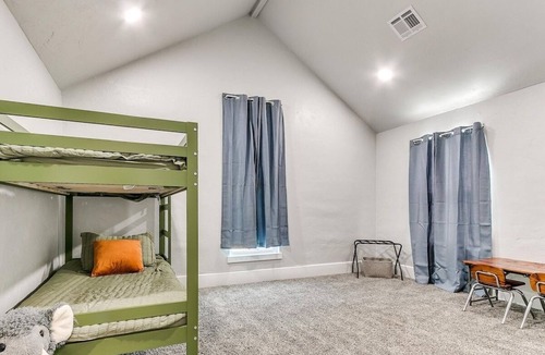 Guthrie House | Captivating Comfort Sleeps 8.