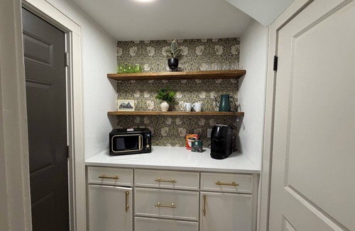 College Hill House | Captivating Rose Cottage-3 King Beds-College Hill