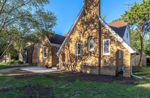 College Hill House | Captivating Rose Cottage-3 King Beds-College Hill