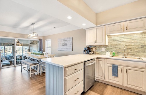 Village of Four Seasons House | Captivating Views, Amazing Design and Lake Living