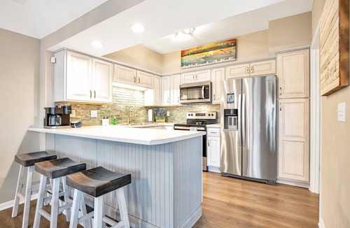 Village of Four Seasons House | Captivating Views, Amazing Design and Lake Living
