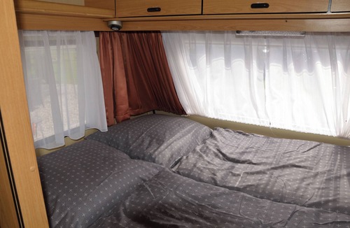 Tureby House | Caravan 2 . BED & Breakfast . 5 MIN From E47 . Dogs Welcome