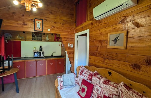 Vaulnaveys-le-Bas RV Rental | Caravan “Chalet Bouton d'Or” with Shared Pool