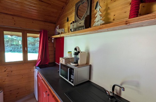 Vaulnaveys-le-Bas RV Rental | Caravan “Chalet Bouton d'Or” with Shared Pool