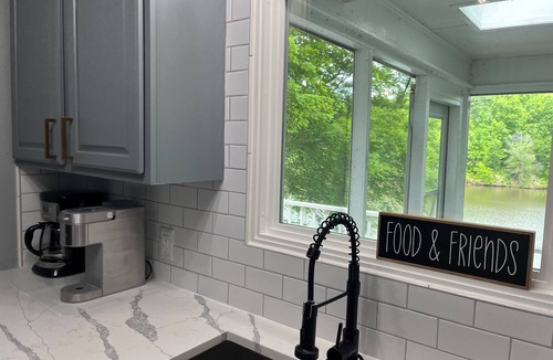 Leasburg Cottage | Caravan Cottage – SECLUDED Lake Front Cottage - Privacy