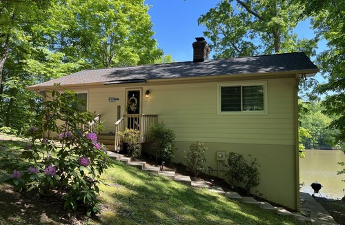 Leasburg Cottage | Caravan Cottage – SECLUDED Lake Front Cottage - Privacy