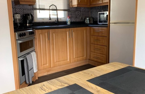 St Leonards-On-Sea Cabin | Caravan Holiday Park - Sleeps 8 & Free Parking