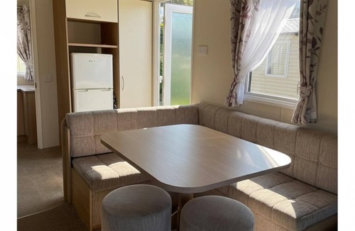 St Leonards-On-Sea Cabin | Caravan - sleeps 6 & parking