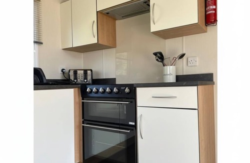 St Leonards-On-Sea Cabin | Caravan - sleeps 6 & parking