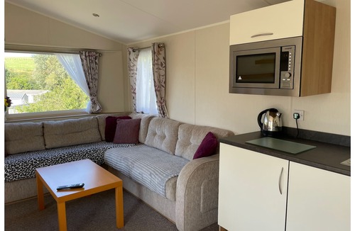 St Leonards-On-Sea Cabin | Caravan - sleeps 6 & parking