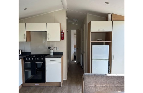 St Leonards-On-Sea Cabin | Caravan - sleeps 6 & parking