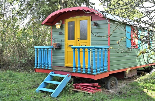 Pech-Luna Apartment | Caravan 'Roulotte Félicie ' with Shared Pool, Private Garden and Wi-Fi