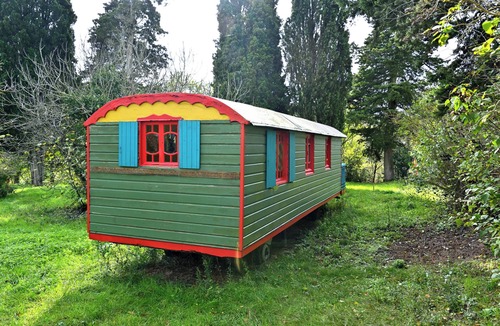 Pech-Luna Apartment | Caravan 'Roulotte Félicie ' with Shared Pool, Private Garden and Wi-Fi