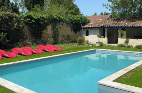 Pech-Luna Apartment | Caravan 'Roulotte Gypsie Violette' with Shared Pool, Private Garden and Wi-Fi