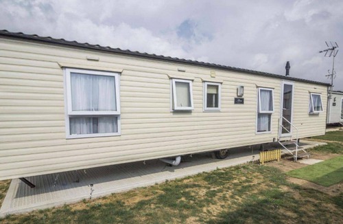 Clacton-on-Sea Cabin | Caravan - Sleeps 10 - Pet Friendly - Parking