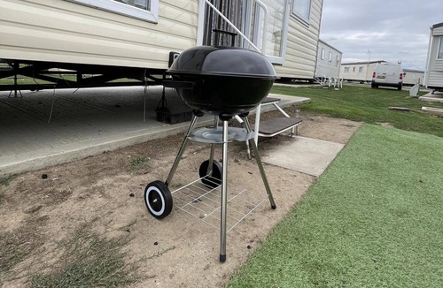 Clacton-on-Sea Cabin | Caravan - Sleeps 10 - Pet Friendly - Parking