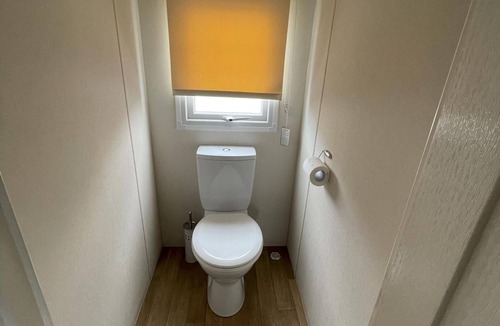 Clacton-on-Sea Cabin | Caravan - Sleeps 10 - Pet Friendly - Parking